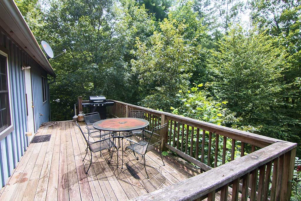 Maoin floor deck with gas grill and hot tub